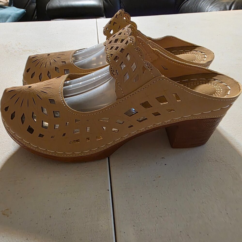 New with Tags 10.5 US or 42 Europe Beige Medium Heel Slip On Clogs